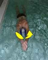 Paziente con scoliosi in piscina
